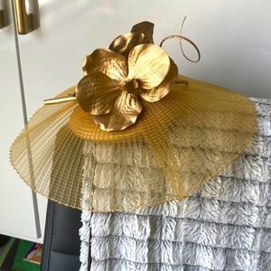 Gold Hat fascinator.